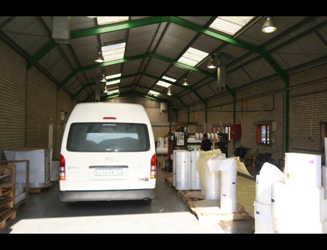 300M² FACTORY TO LET IN EPPING INDUSTRIAL